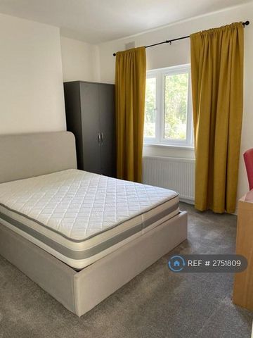 1 bedroom in a house share to rent - Photo 2