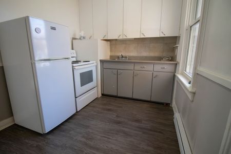 **COZY & CENTRAL** MAIN UNIT IN WESTERN HILL AVAILABLE! - Photo 5