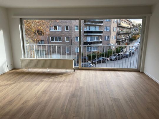 Volledig gerenoveerd appartement op de 2de verdieping met autostaanplaats, ideaal gelegen in een rustige straat in het centrum van Kraainem. - Foto 1