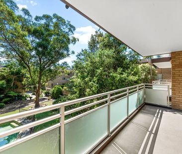 Beautifully Renovated Apartment ** Available 10/12/25 ** - Photo 4