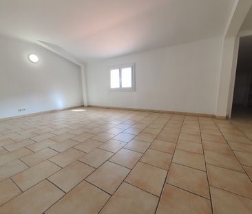 Location Appartement 3 pièces 77m² ROQUEVAIRE 13360 - Photo 1