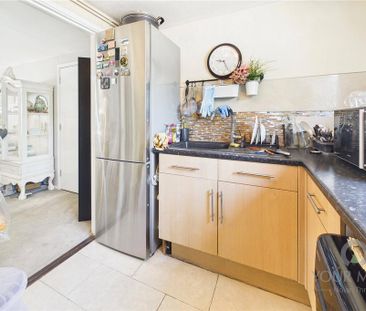 2 bedroom flat to rent - Photo 6