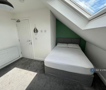 1 bedroom in a house share to rent - Photo 2