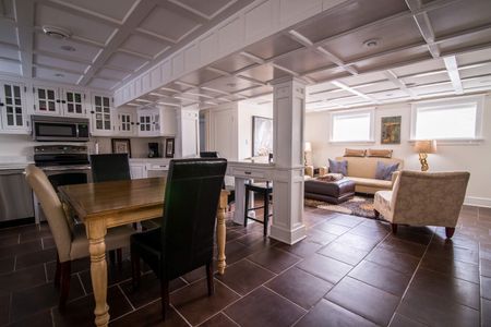 Executive fully furnished 7 bedroom 3 bath home - Photo 3