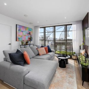 Chic, Spacious and North Facing Retreat in Vibrant St Kilda - City Views! - Photo 2