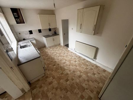 3 bed Terraced - To Let - Photo 5
