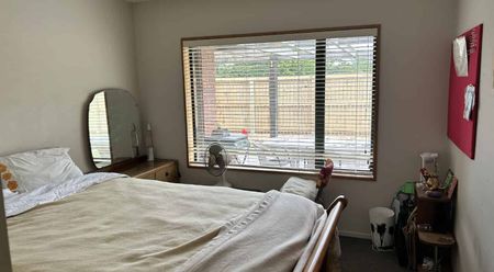 Spacious living - Photo 3