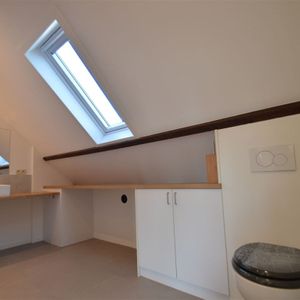 Recent appartement met zicht op het dorpsplein - Photo 2