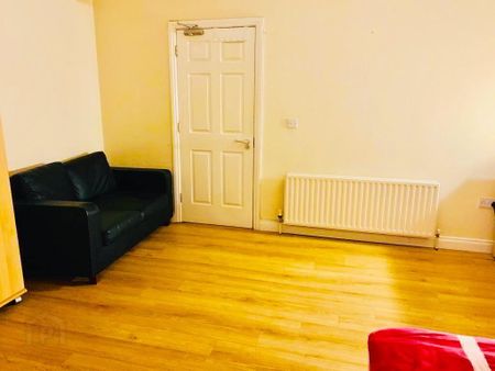 Room 7, 31 Sandhurst Drive, Stranmillis, Belfast, BT9 5AY - Photo 2