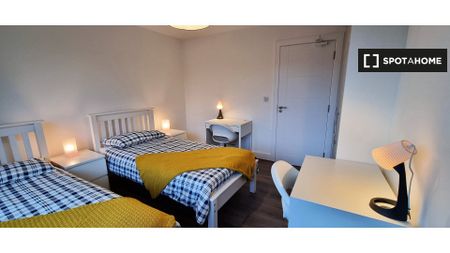 Bed in a twin room for rent in a 7-bedroom apartment in Phib - Photo 2