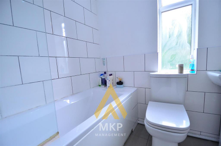 5 bedroom semi-detached house to rent - Photo 5