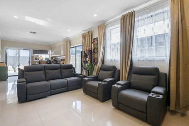 Spacious 4-Bedroom Family Home with Modern Amenities in Enfield - Photo 1