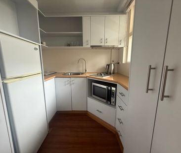 Bright and airy flat for a coastal lifestyle. - Photo 3