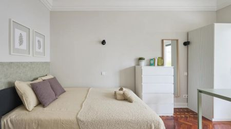 Room in a shared 6-bedroom apartment for rent in Lisbon - Photo 3