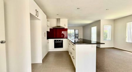 Spatiouse 4 bedroom with 2 bathroom and separate guest toilet - Photo 3