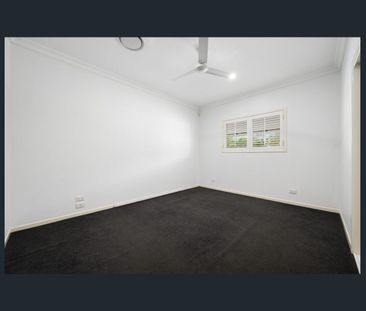 Waterfront Living on a Grand Scale in Prestigious Helensvale - Photo 5