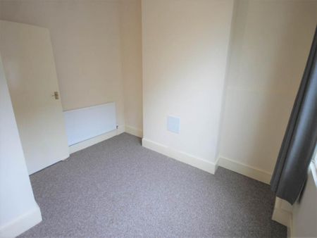 3 bedroom flat to rent - Photo 4