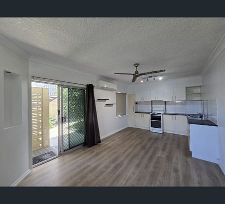 2/281 Lake Street, Cairns North, Qld 4870 - Photo 4