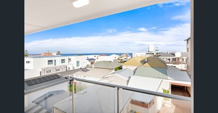 Modern, Split Level Apartment, Just Metres to the Beach - Photo 3