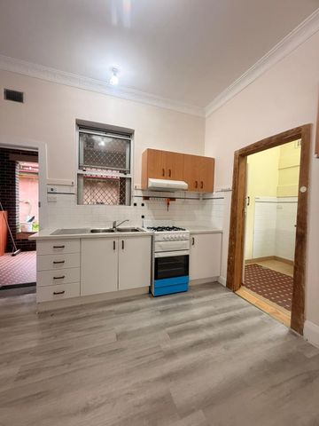 Beautiful 3-Bedroom Home in Prime Ashfield Location - Photo 4