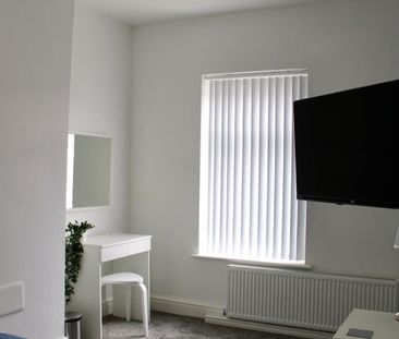 Room in a Shared House, Highfield Road, L13 - Photo 1