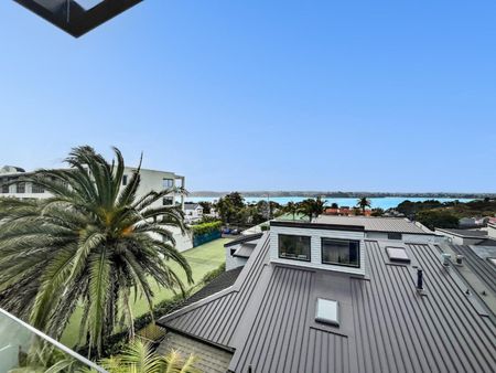 Spacious & Sunny Herne Bay Home - Photo 4