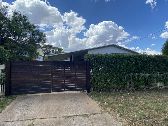 Charming Country Living in Dubbo – 3 Bedroom Home for Rent - Photo 1