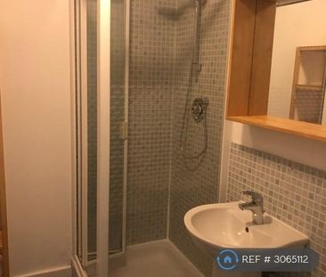 3 bedroom flat to rent - Photo 6