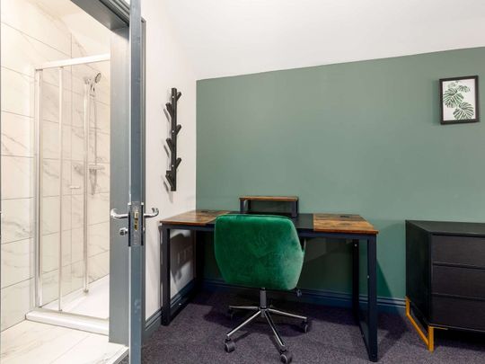 OX Living is proud to present this high-quality 5-bedroom co-living property, perfect for working professionals looking for stylish, stress-free living. Room 3 - Photo 1