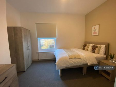 1 bedroom in a house share to rent - Photo 2
