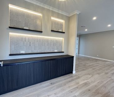 Elegant Living with a Touch of Glamour! - Photo 3