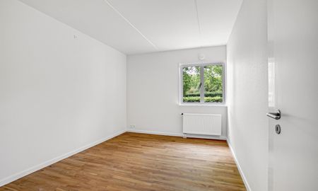 Stor og rumlig 4-værelses lejlighed ved Furesø med privat altan. Depotrum i kælderen og 2 badeværelser - Foto 3