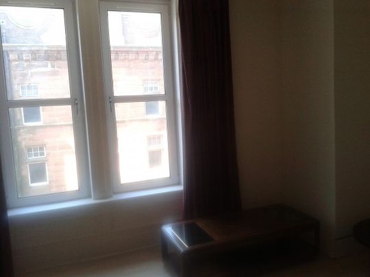 Large double bedroom to let - Photo 1