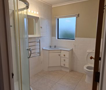 This fantastic family home offers a generous open-plan living on th... - Photo 4