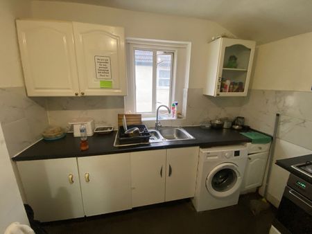 Room in a Shared House, Katherine Road, E6 - Photo 4