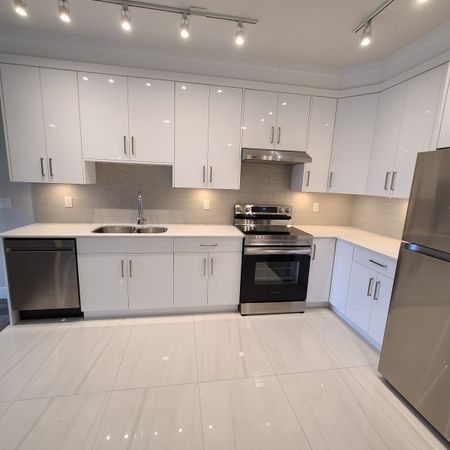 Large 2 Bedroom Unit with Den! - Photo 5