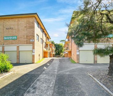 Renovated, Spacious and Sun-Drenched One Bedroom Apartment , Conven... - Photo 2