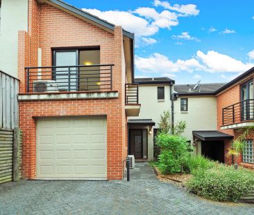 Convenient Townhouse - Photo 2