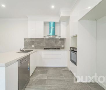 THREE BEDROOM TOWNHOUSE - Photo 3