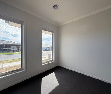 Brand New 4-Bedroom Home in Cranbourne East - Photo 4