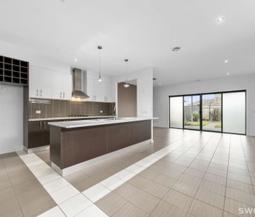 Exceptionally spacious three bedroom residence in perfect location - Photo 3