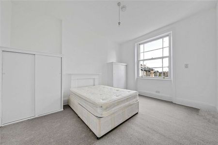 SHARER FRIENDLY - A split-level three bedroom, two bathroom apartment within this period conversion. - Photo 5