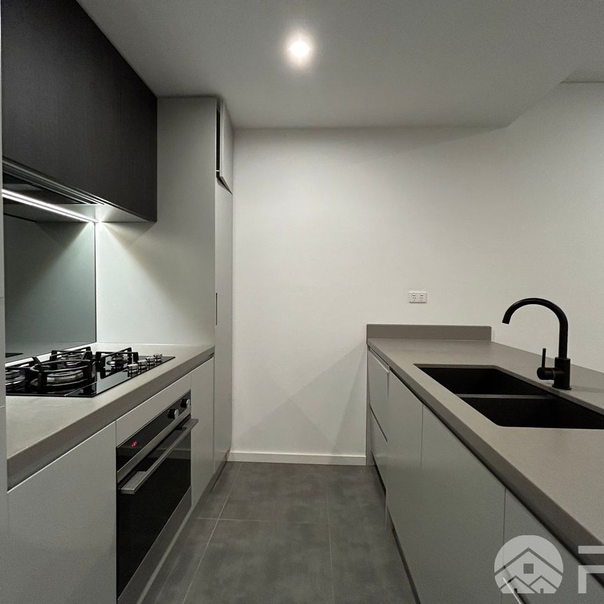 Spacious Modern 2 Bedrooms Plus Study In Prime Location For Lease!! - Photo 1