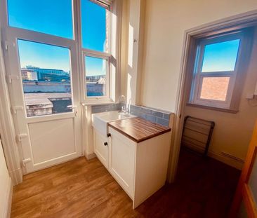 Newly Decorated City Centre Flat with Roof Terrace - Bills Included - Photo 3