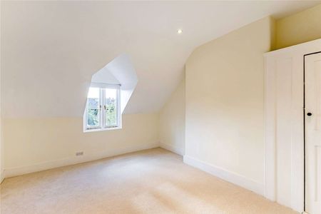 Three bedroom maisonette with private west facing garden. - Photo 4