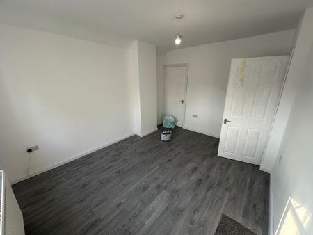 4 bedroom end of terrace house to rent - Photo 2