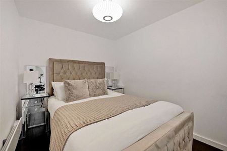 Short Let with all bills included. A beautifully presented and fully-furnished super studio apartment with private patio in a prime central Windsor setting. - Photo 4