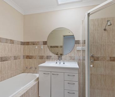 BEUTIFULLY APPOINTED MODERN 3 BEDROOM TOWNHOUSE - Photo 5