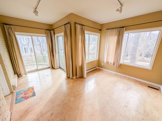 3 Bedroom Home in Prestigious Oakville Neighborhood! - Photo 1