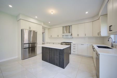 For Lease - 18 Kenneth Ross Crescent, East Gwillimbury, Ontario - Photo 2
